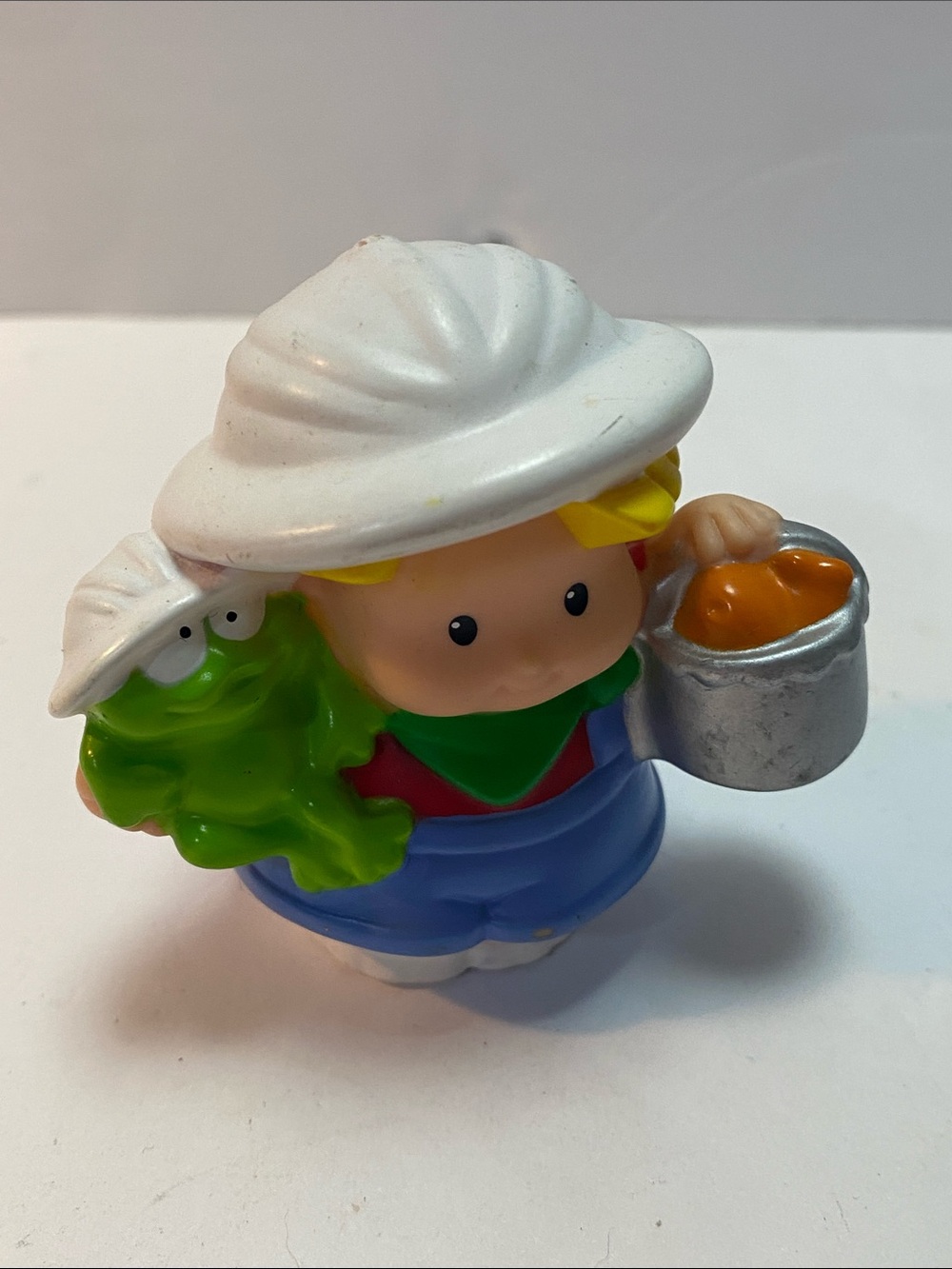 Mattel Fisher-Price Little People Eddie Safari Hat with Frog & Bucket